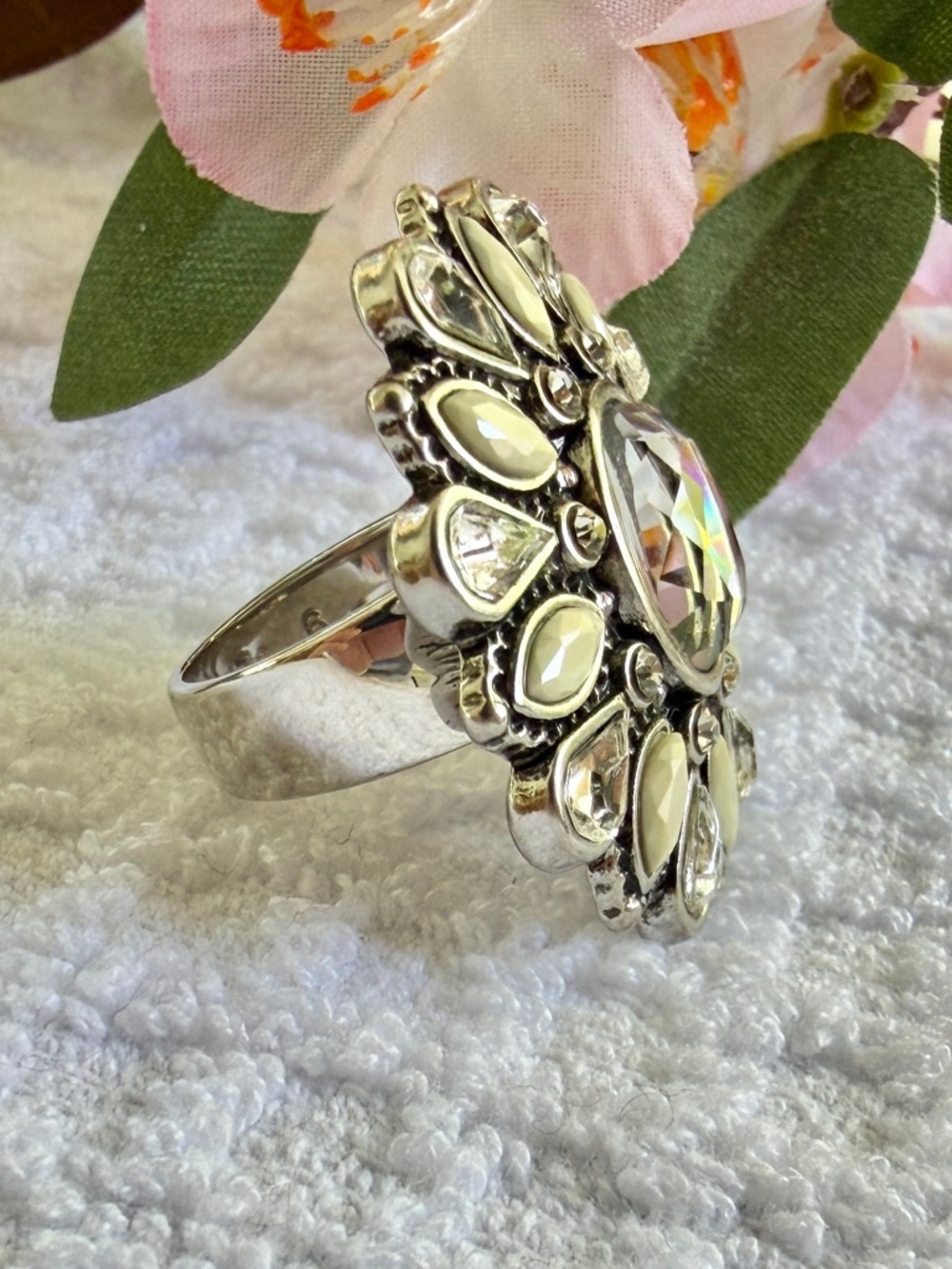 ๐ผ Lia Sophia Cream and Clear Crystal Statement Ring, size 6 #0138 - Picture 2 of 5